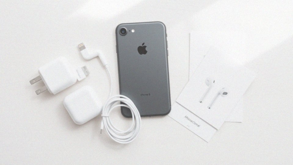 Jakie akcesoria są dołączane do iPhone 8?